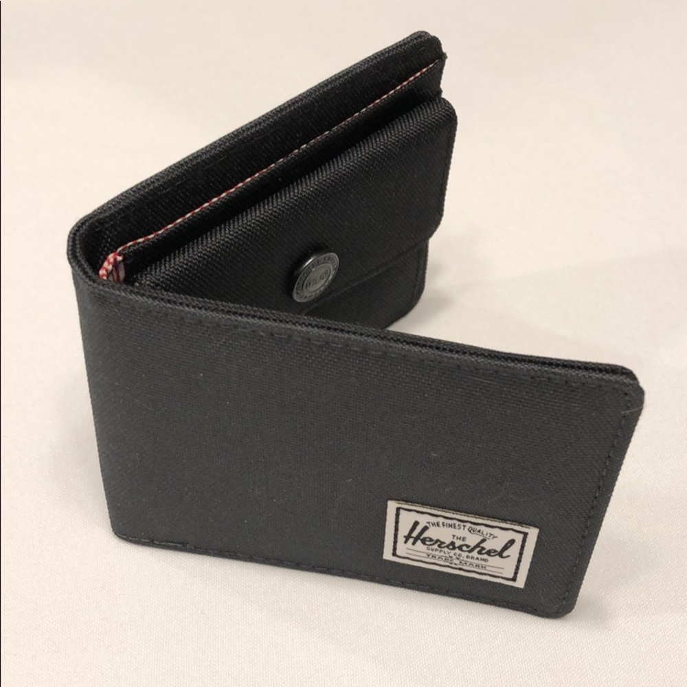 NWOT- Men’s Herschel wallet in dark gray/charcoal.